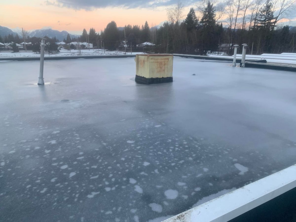 Flat roof drain ice