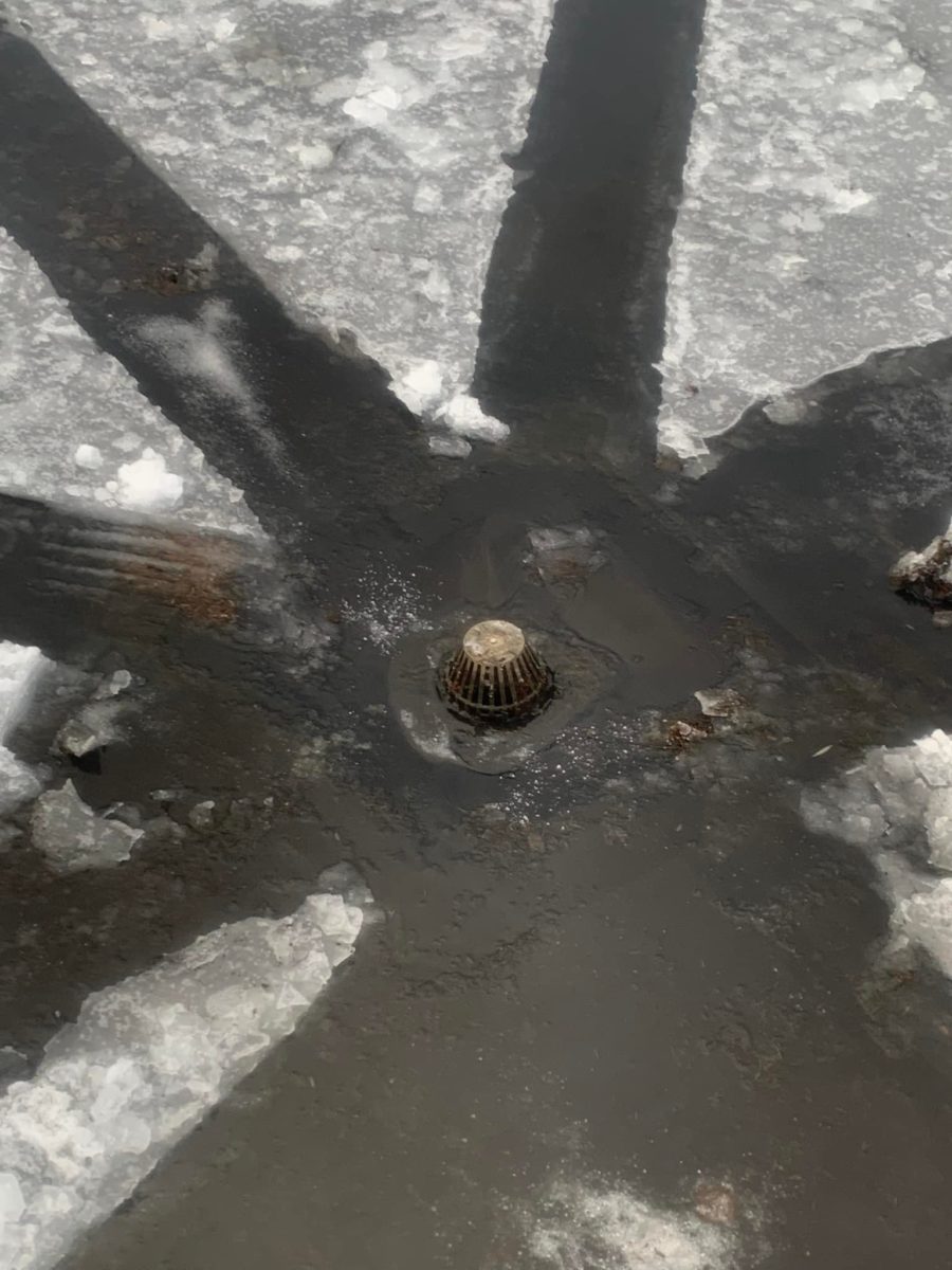 Iced roof drainage canals